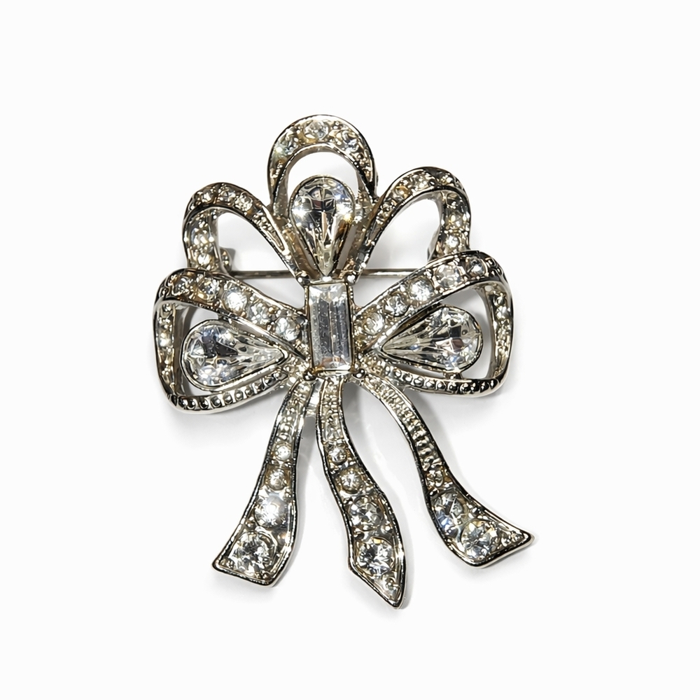 Signed Monet‎ Crystal Bow BroochSilver Tone Vintage DesignerDescriptio